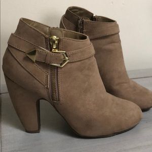 steve madden. booties. ankle boots. tan. gold